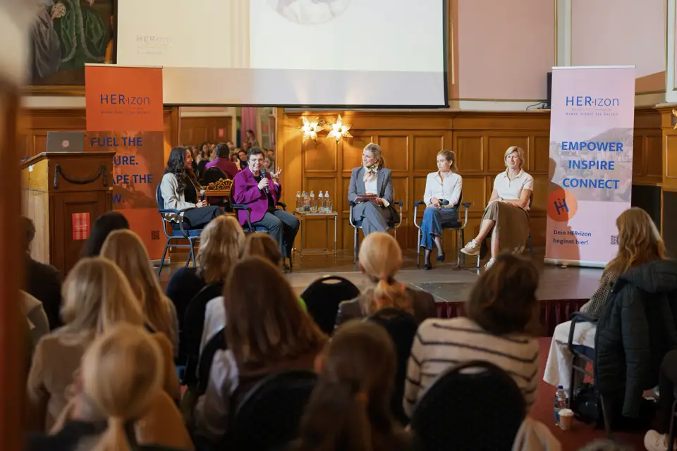 Panel beim HER•izon Women Summit 2026 vor vollem Saal